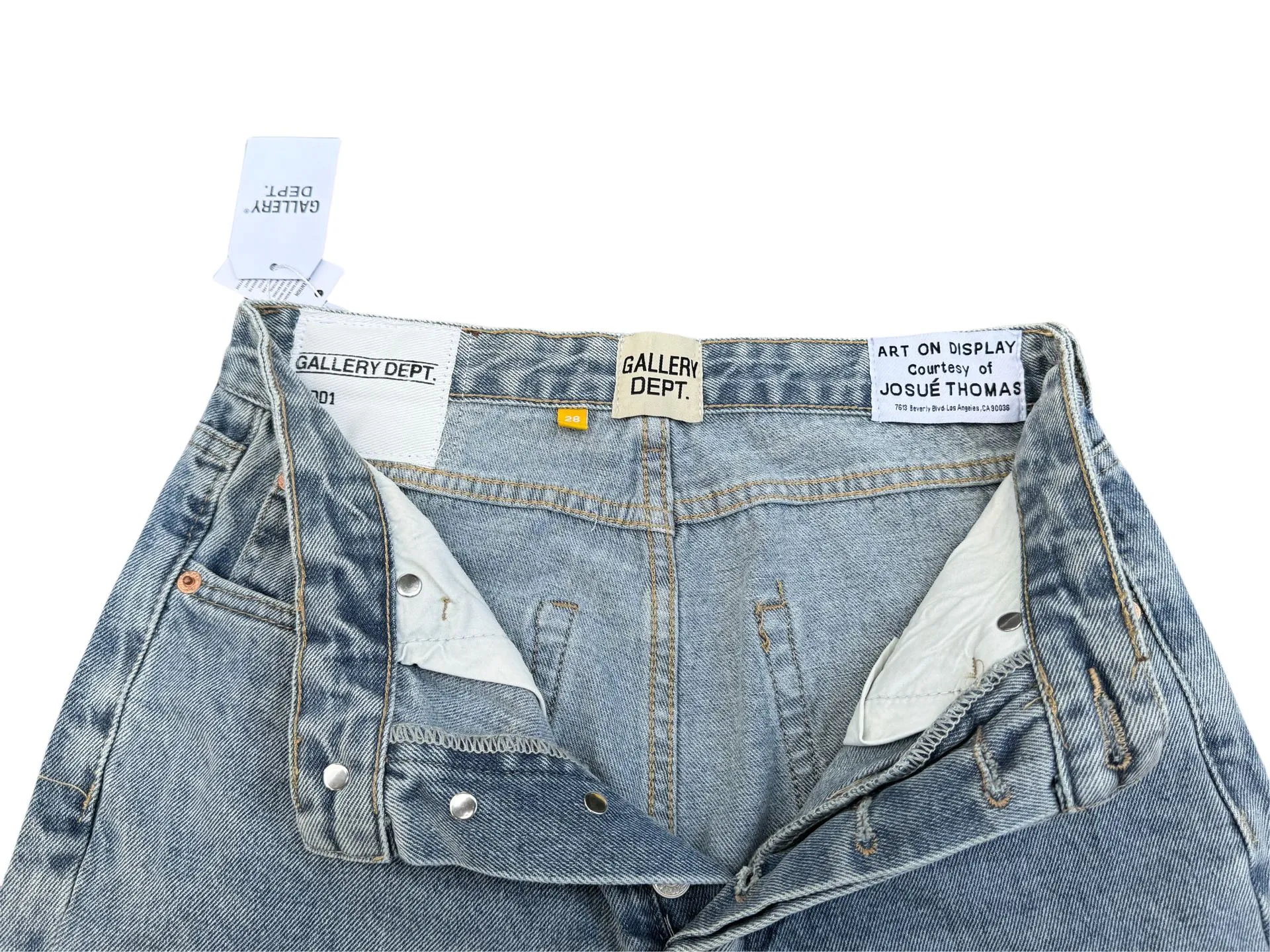 P246💰G11 GALLERY DEPT. Denim bell-bottoms, washed and distressed spliced ​​jeans. GALLERY is attracted by these bell-bottoms. Whether it is a reset of Carhartt or Levis, it creates a strong brand style. Since these pants are modified from rare vintage, the production capacity is limited. Therefore, after many icons wore them, these pants were once hard to find. Later, perhaps due to the improvement of GD's business in the past two years and the expansion of production lines, the brand itself lowered the price, so I can't wait any longer for these pants this year and will definitely buy them. During the process of the denim washing plant, the owner of the washing plant helped introduce a boss who had worked for Levi's foundry and started his own business. This also paved the way for the following styles. Therefore, Levi's remodeled single product for the base plate is really familiar. Whether it is the fabrics supplied or the lathes used in production, there is nothing to choose from. -Color: blue -Size: S-XXL (corresponding to 28-36)